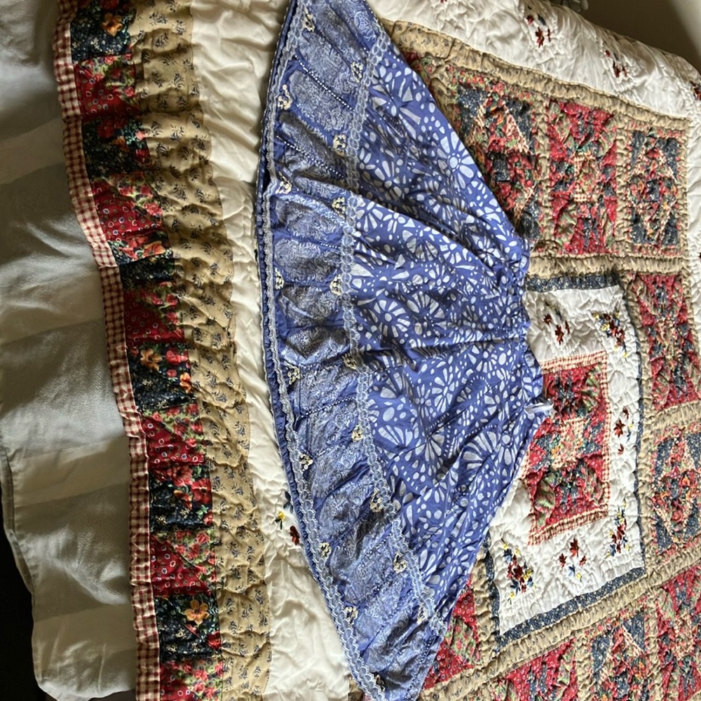 Beautiful cotton flared out skirt made in India.Button at waist missing.